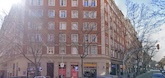 Edificio de ladrillo en la calle